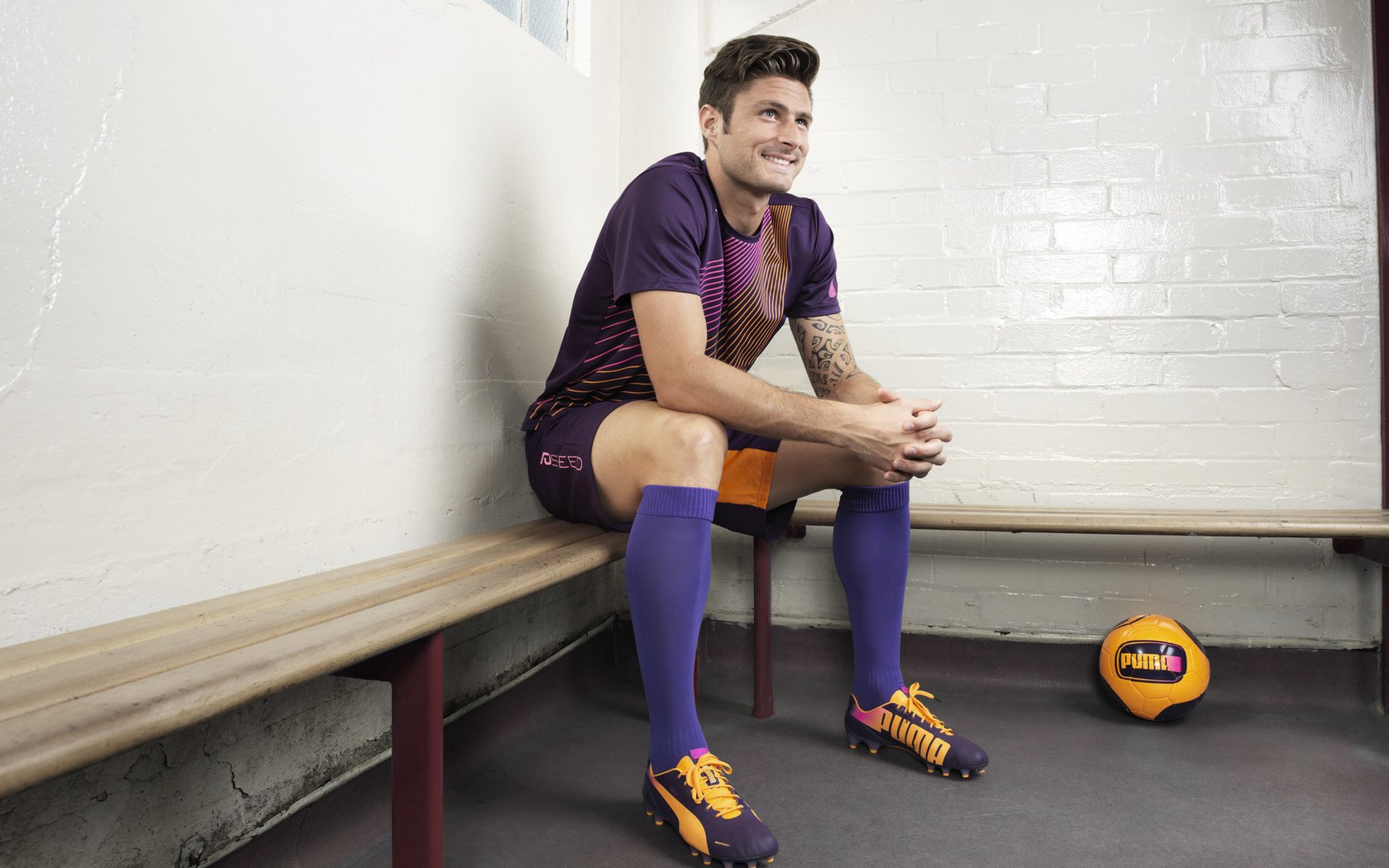 ayx-费德勒空降伯纳乌！皇马爆冷夜上演足球魔术，网友，来抢C罗饭碗？